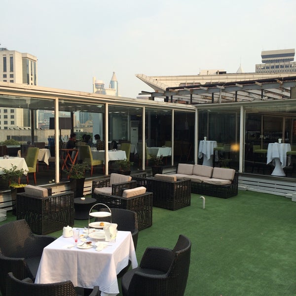 Photo taken at ROOF 325 Rooftop Restaurant &amp; Bar by Yian on 3/17/2015