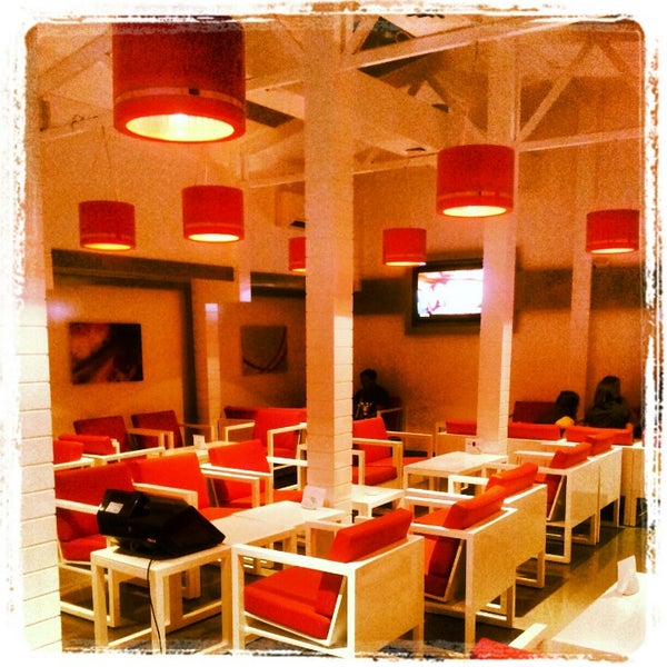 รูปภาพถ่ายที่ Maxine Cafe &amp; Restaurant مطعم ماكسين โดย Naukhaiz S. เมื่อ 12/9/2012