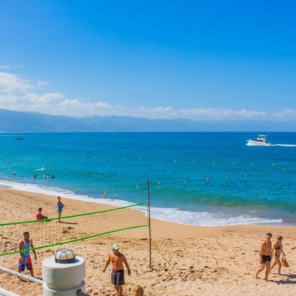 Y después de un chapuzón en la alberca... un partido de voleibol en la #playa