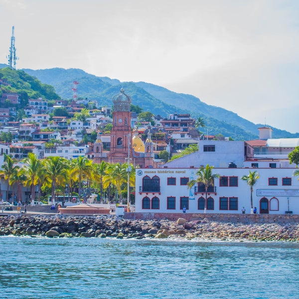 Kilómetro y medio de esculturas, palmeras, colores, mar y el espíritu de #PuertoVallarta #México, visita el Malecón