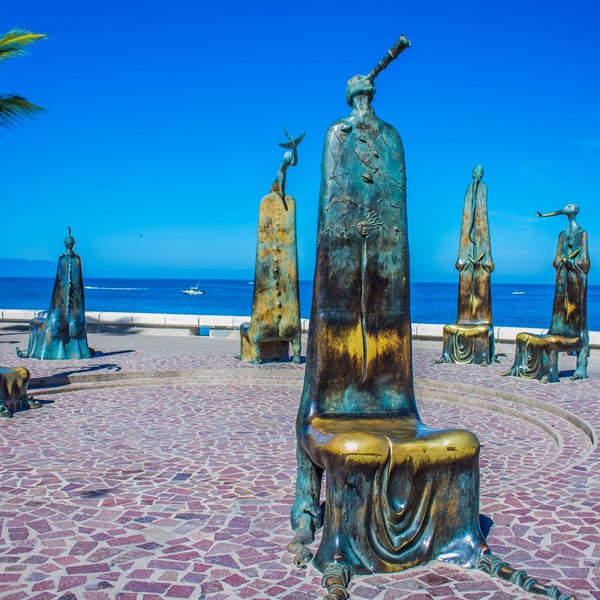 La Rotonda del #Mar en el Malecón de Puerto Vallarta, es una de las #esculturas favoritas de los visitantes