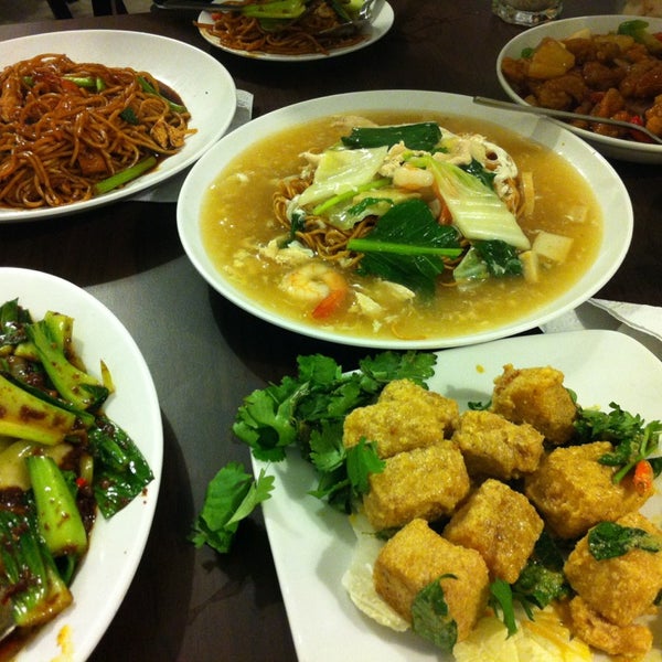 Foto diambil di Mohammad Chow Chinese Muslim Kitchen oleh Shaharida S. pada 6/22/2013