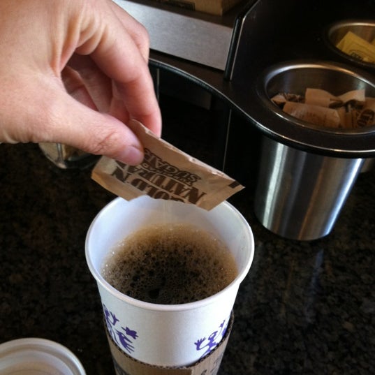 รูปภาพถ่ายที่ Peet&#39;s Coffee &amp; Tea โดย Cristal C. เมื่อ 10/17/2012