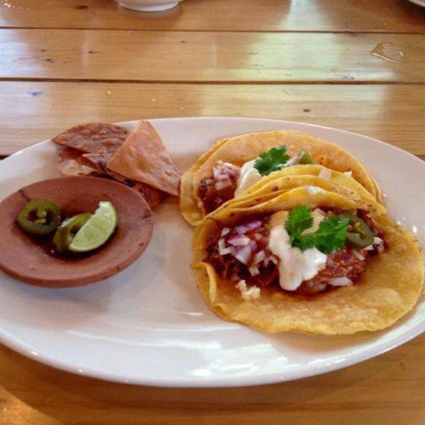 Foto tomada en Chinita Real Mexican Food  por Aditi S. el 4/4/2015
