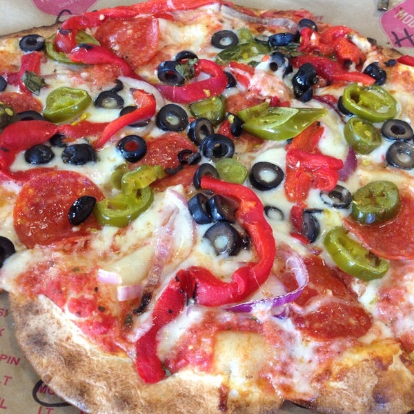 รูปภาพถ่ายที่ Mod Pizza โดย Hope เมื่อ 5/2/2014