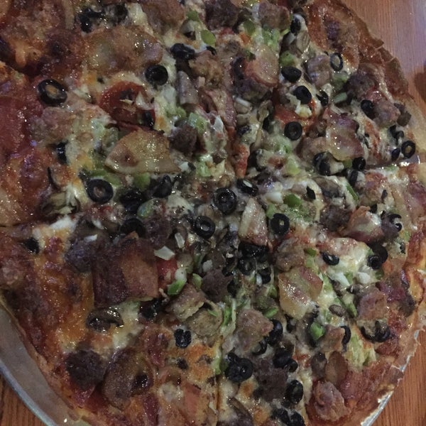 Foto tomada en The Cloverleaf Pizza  por Hope el 9/14/2015