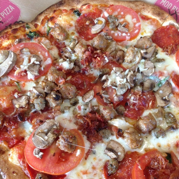 รูปภาพถ่ายที่ Mod Pizza โดย Hope เมื่อ 5/2/2014