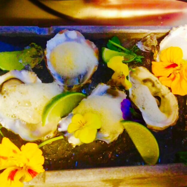 รูปภาพถ่ายที่ Caviar Seafood Restaurant โดย Mesut Can A. เมื่อ 4/18/2016