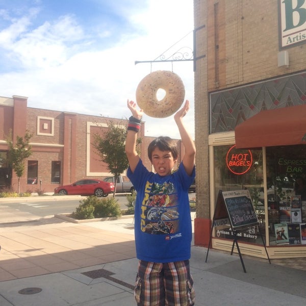 Foto diambil di Main Street Bagels oleh Sean W. pada 10/18/2014