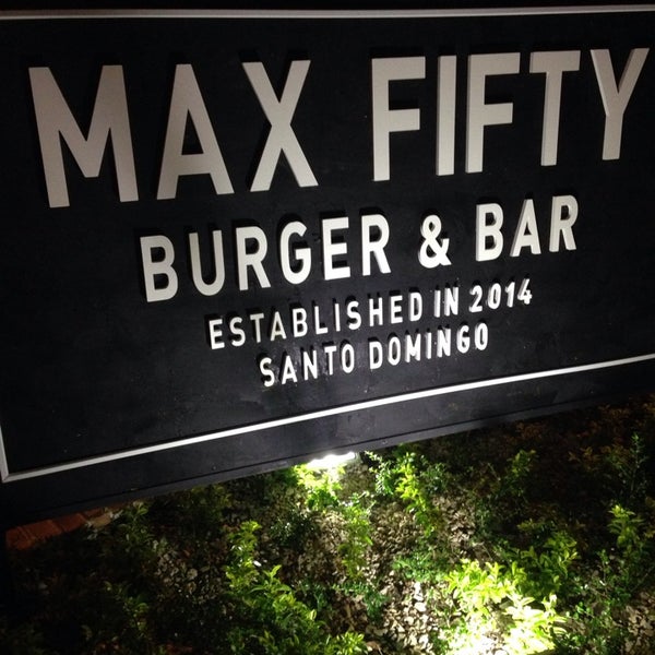 7/4/2014 tarihinde Jefferson R.ziyaretçi tarafından Max Fifty Burger &amp; Bar'de çekilen fotoğraf