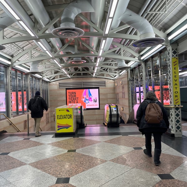 รูปภาพถ่ายที่ NJ Transit Rail Terminal โดย Mike R. เมื่อ 1/24/2022