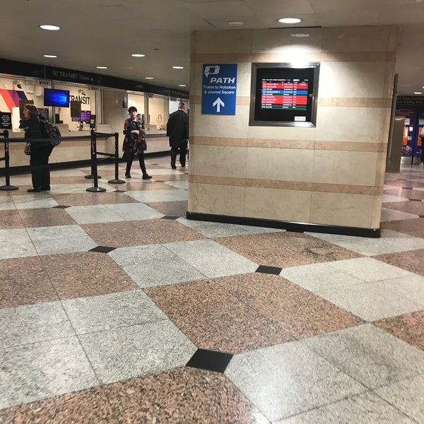 รูปภาพถ่ายที่ NJ Transit Rail Terminal โดย Mike R. เมื่อ 6/18/2019