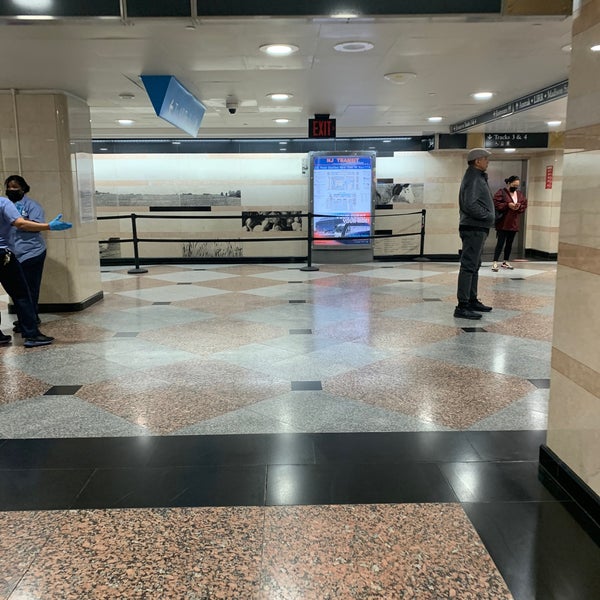 รูปภาพถ่ายที่ NJ Transit Rail Terminal โดย Mike R. เมื่อ 10/22/2021