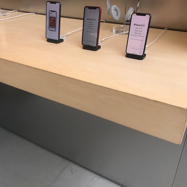 Photo taken at Apple Sainte-Catherine by Mike R. on 5/18/2019