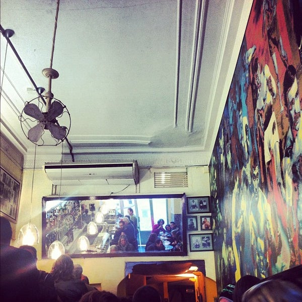 12/6/2012 tarihinde Gerard C.ziyaretçi tarafından Mundial Bar'de çekilen fotoğraf