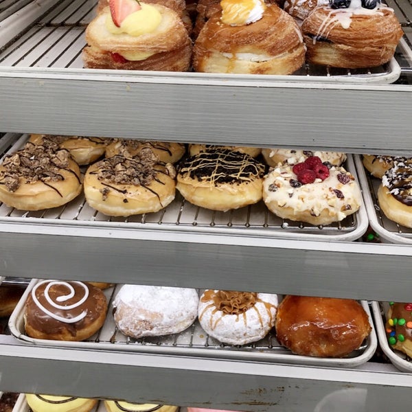 รูปภาพถ่ายที่ SK Donuts &amp; Croissants โดย Kat Y. เมื่อ 3/19/2020