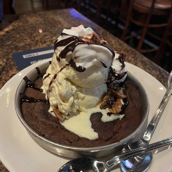 Photo taken at BJ&#39;s Restaurant &amp; Brewhouse by Kat Y. on 2/1/2022