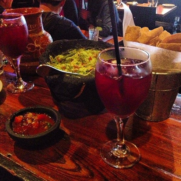 4/19/2013 tarihinde Lauren B.ziyaretçi tarafından Zocalo Back Bay Mexican Bistro &amp; Tequila Bar'de çekilen fotoğraf