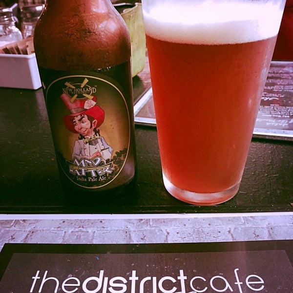 Foto diambil di The District Cafe &amp; Eatery oleh Joel M. pada 7/3/2015
