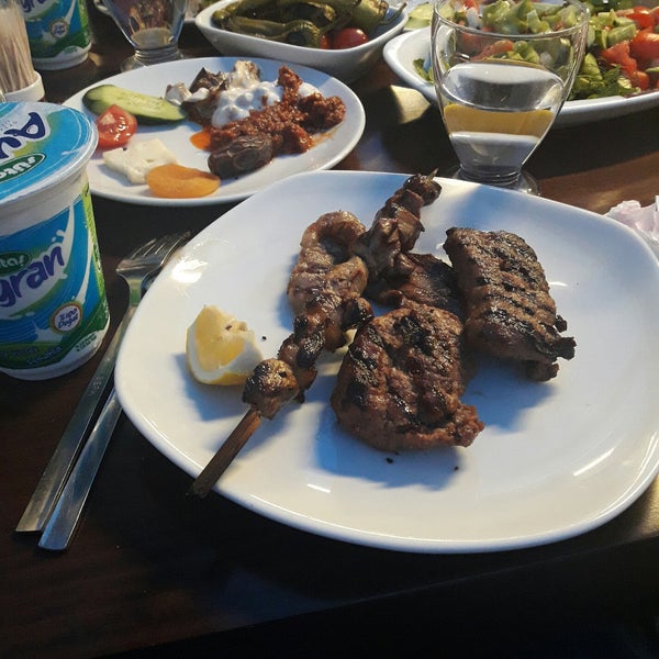 Das Foto wurde bei Köyüm Kasap &amp; Et Restaurant von Nazlı I. am 6/1/2017 aufgenommen