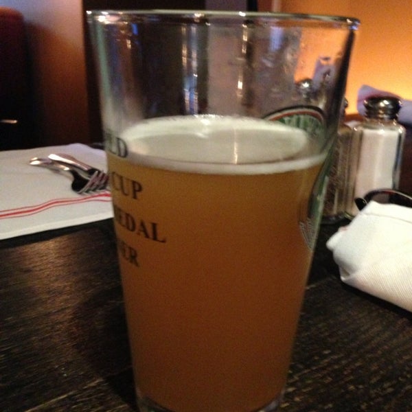 Foto tomada en The Uptown Restaurant &amp; Bar  por STEVE M. el 7/19/2013