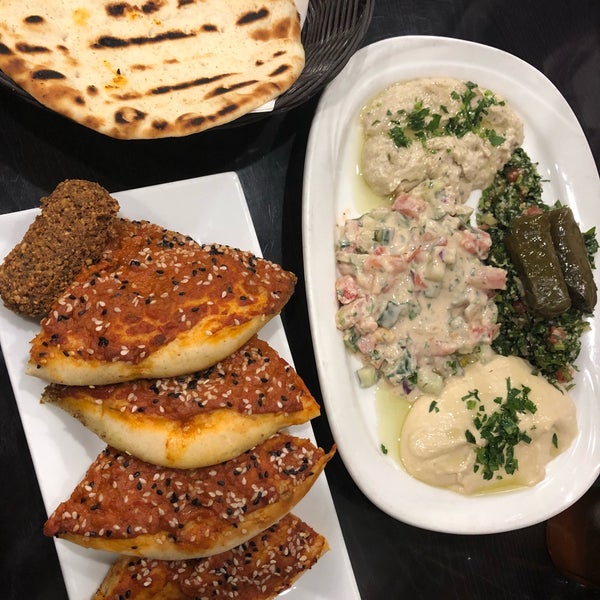 Foto tomada en King Of Falafel &amp; Shawarma  por Jennie P. el 4/18/2018