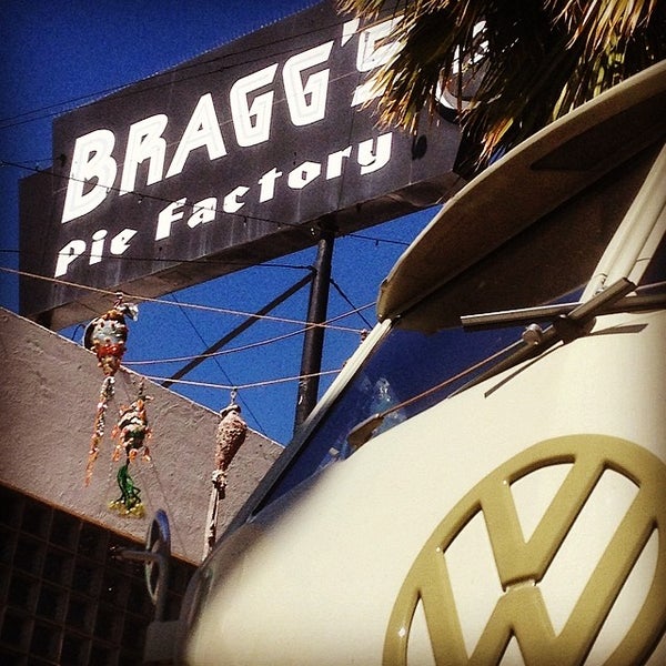 Foto tomada en Bragg&#39;s Factory Diner  por Justin S. el 4/3/2014