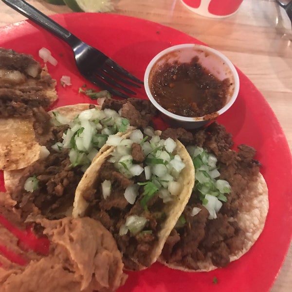 รูปภาพถ่ายที่ La Calle Tacos โดย Keith N. เมื่อ 4/10/2018