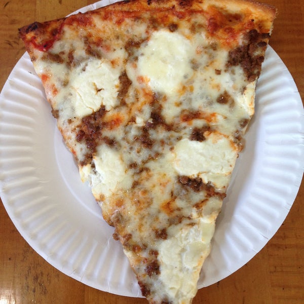รูปภาพถ่ายที่ East Village Pizza โดย Brandon F. เมื่อ 4/25/2013