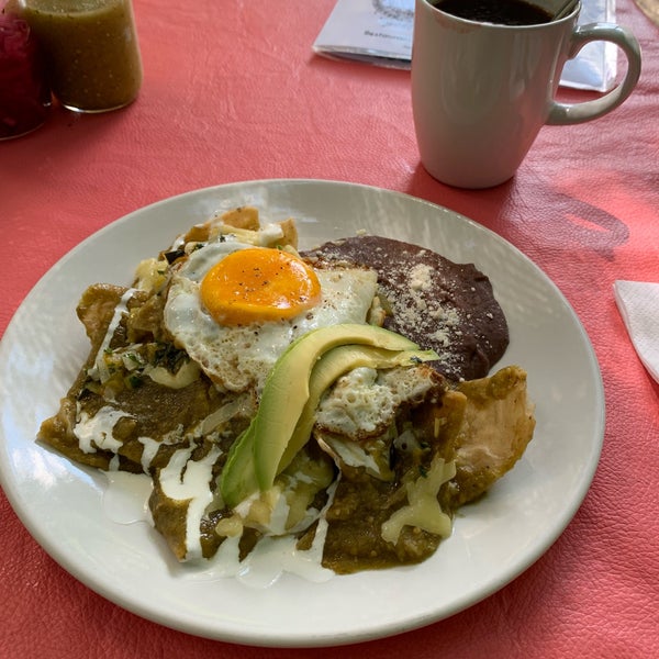 Me encantó el desayuno! Chilaquiles manatí con huevo estrellado, el smoothie cohete muy rico, precios accesibles! 😋 ambiente agradable 😉