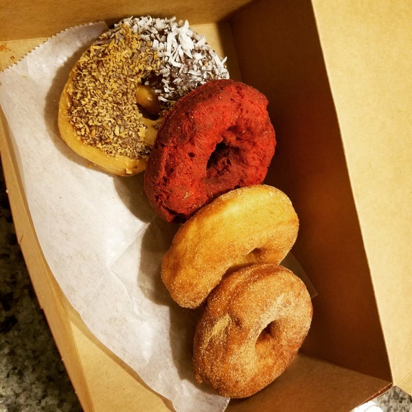Foto diambil di Sugar Shack Donuts &amp; Coffee oleh Sophia V. pada 10/7/2018
