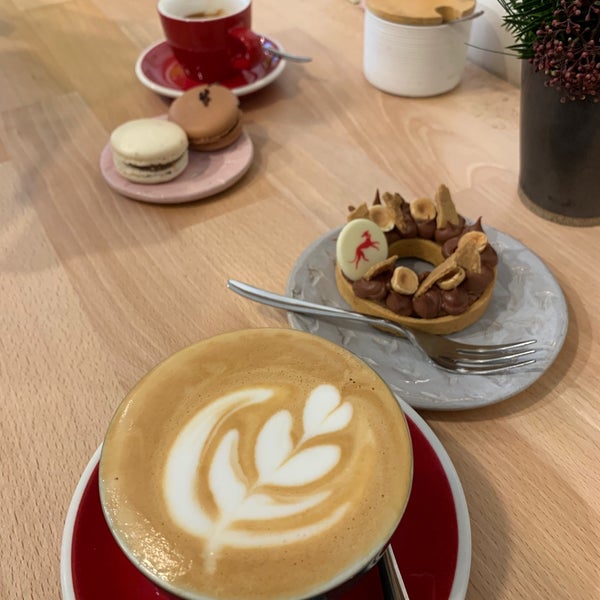 รูปภาพถ่ายที่ Chez Dodo - Artisan Macarons &amp; Café โดย Zsófia É. เมื่อ 12/8/2019