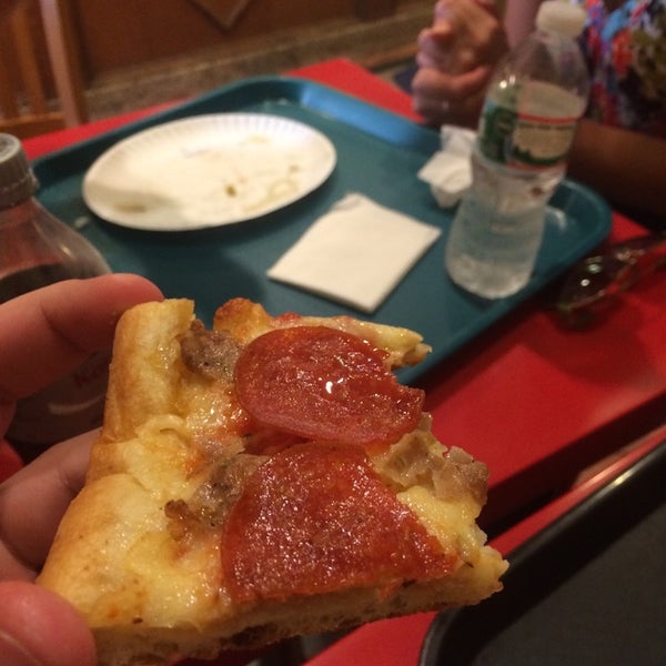 Снимок сделан в Famous Amadeus Pizza - Madison Square Garden пользователем Steven A. 8/1/2014