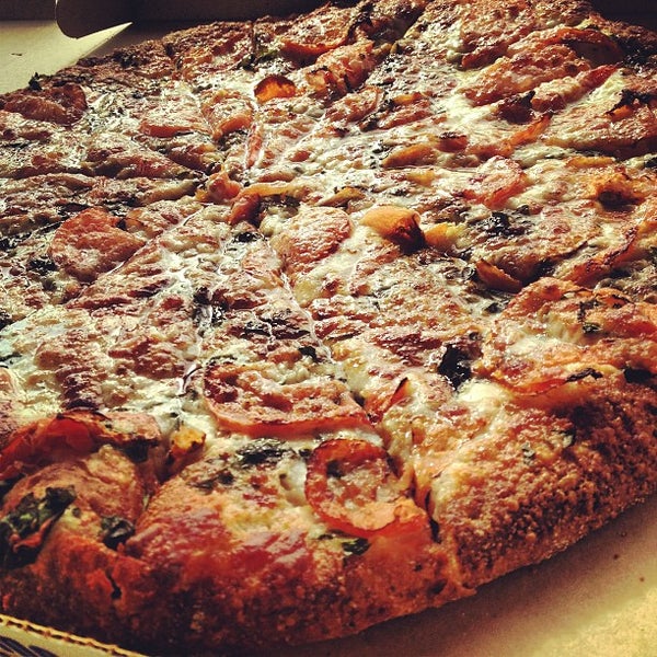 Foto tirada no(a) Leonardo&#39;s Pizza por Steven A. em 8/30/2013