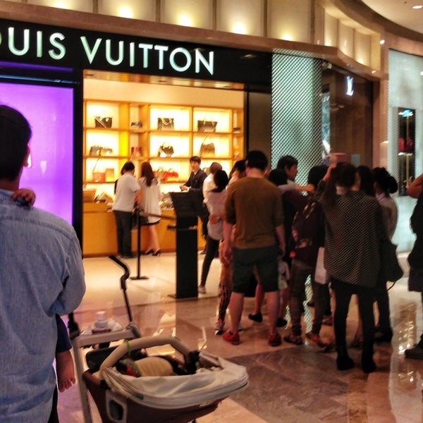 Louis Vuitton @ Lotte Duty Free Shop - Department Store in 소공동