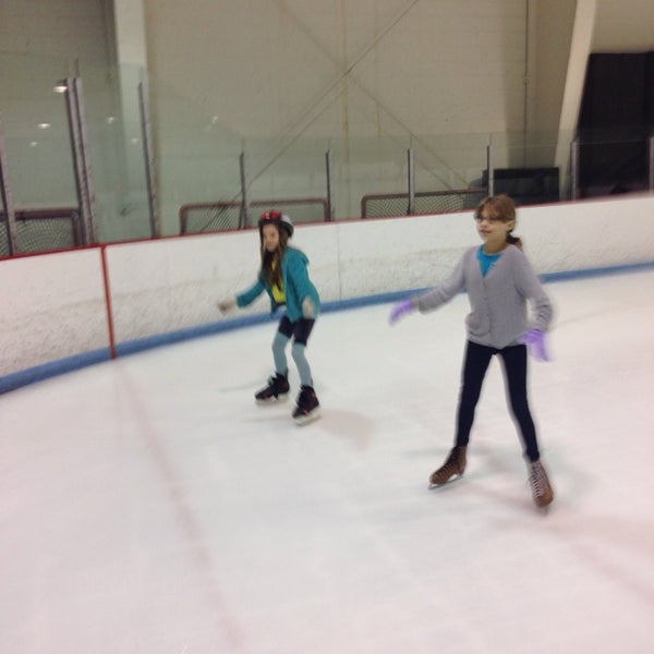 Foto scattata a Lynnwood Ice Center da Robert T. il 12/15/2013