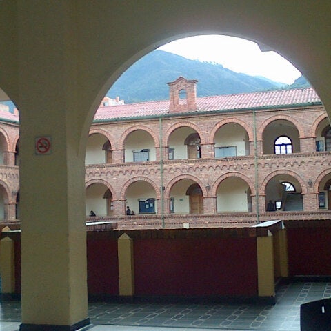 3/13/2013 tarihinde Fer T.ziyaretçi tarafından Universidad Santo Tomás - Sede Principal'de çekilen fotoğraf
