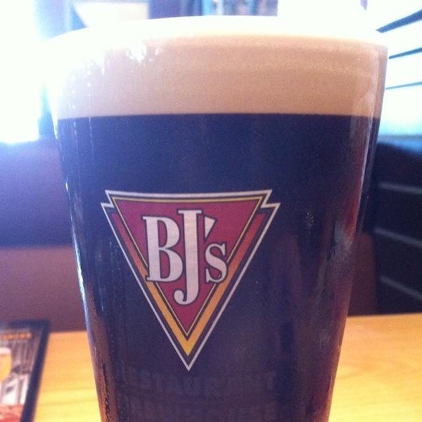 Photo taken at BJ&#39;s Restaurant &amp; Brewhouse by Jose J. on 6/7/2013