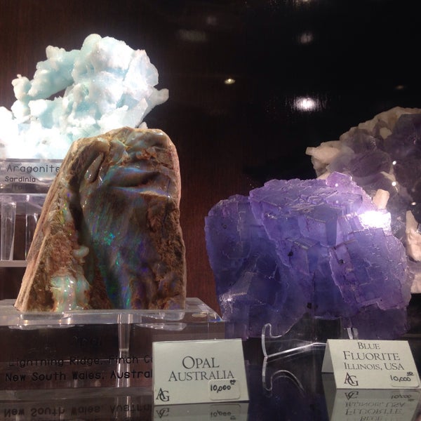 Photo taken at Astro Gallery of Gems by Vivian T. on 8/11/2015