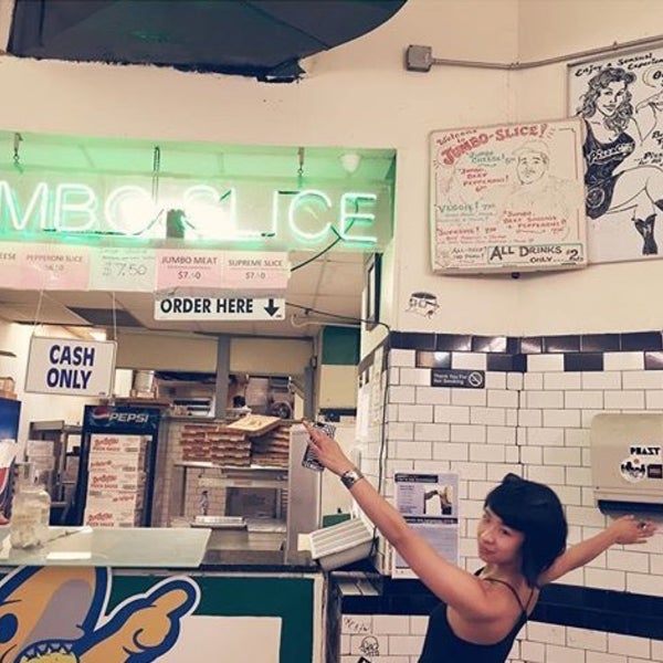 8/15/2015 tarihinde Vivian T.ziyaretçi tarafından Jumbo Slice Pizza'de çekilen fotoğraf