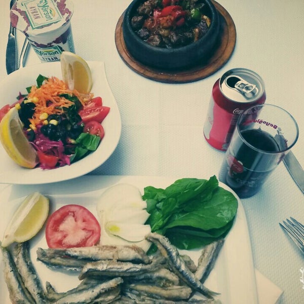Foto diambil di Veranda Cafe &amp; Restaurant oleh Şengül B. pada 5/2/2015
