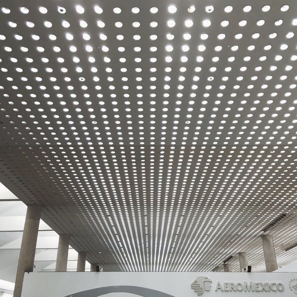 Снимок сделан в Международный аэропорт Мехико им. Бенито Хуареса (MEX) пользователем Drew T. 11/8/2015