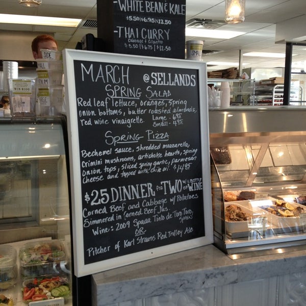 รูปภาพถ่ายที่ Selland&#39;s Market Cafe โดย Queen S. เมื่อ 3/12/2013