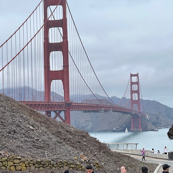 Foto diambil di Golden Gate Bridge Welcome Center oleh Josh R. pada 10/15/2022
