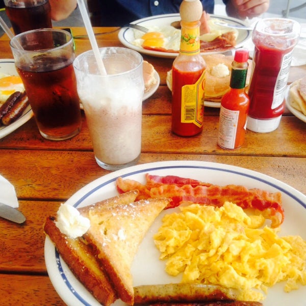 Photo taken at IHOP by Grecia P. on 3/20/2015