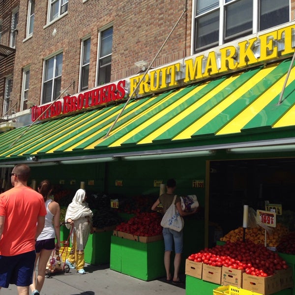 Das Foto wurde bei United Brothers Fruit Markets von Lea G. am 6/8/2014 aufgenommen