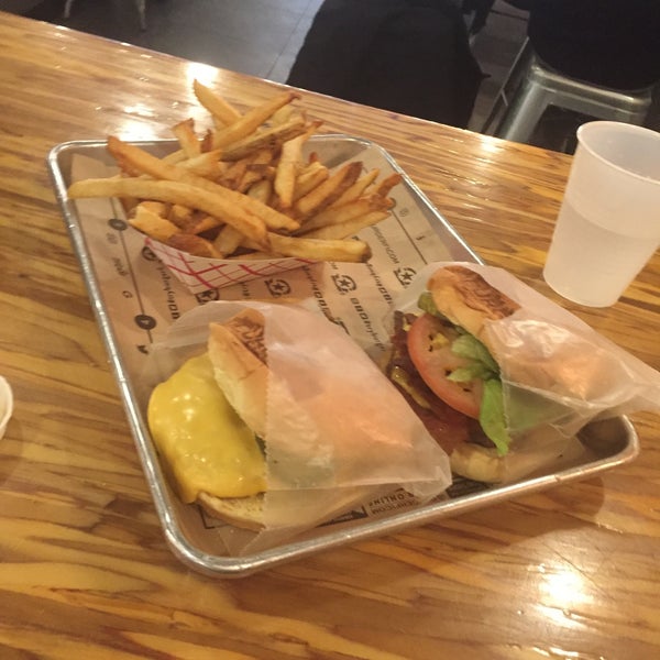 3/18/2017 tarihinde Lea G.ziyaretçi tarafından BurgerFi'de çekilen fotoğraf