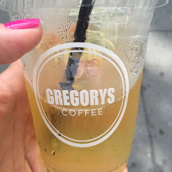 6/27/2016 tarihinde Lea G.ziyaretçi tarafından Gregorys Coffee'de çekilen fotoğraf