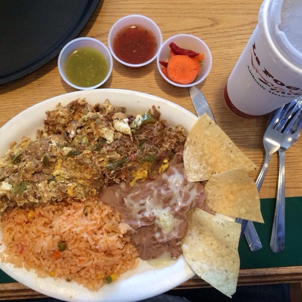 2/9/2014 tarihinde Mike G.ziyaretçi tarafından La Fogata Mexican Restaurant &amp; Catering'de çekilen fotoğraf