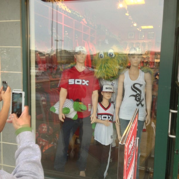 Photos At Chicago Locker Room By Lids Now Closed 2 Tips